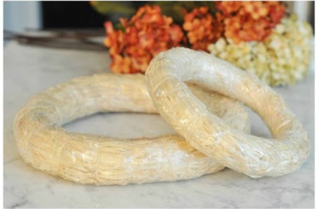 Így készíts magad selyemvirágokból gyönyörű koszorút Így készíts magad selyemvirágokból gyönyörű koszorút