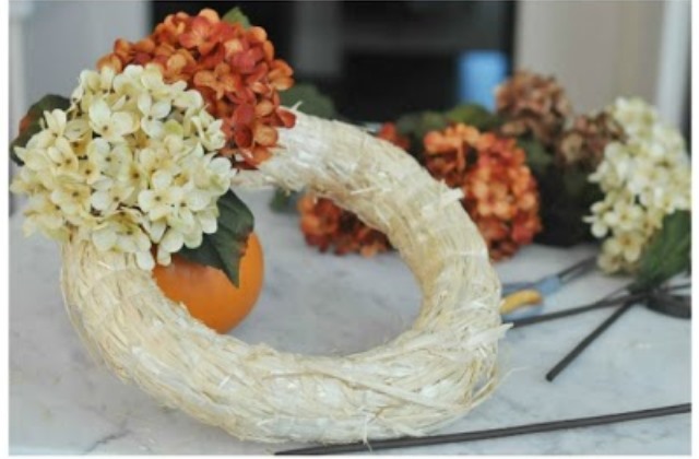 Így készíts magad selyemvirágokból gyönyörű koszorút Így készíts magad selyemvirágokból gyönyörű koszorút