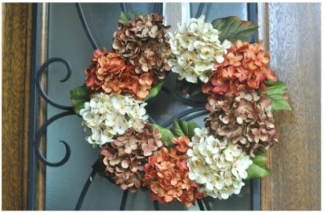 Így készíts magad selyemvirágokból gyönyörű koszorút Így készíts magad selyemvirágokból gyönyörű koszorút