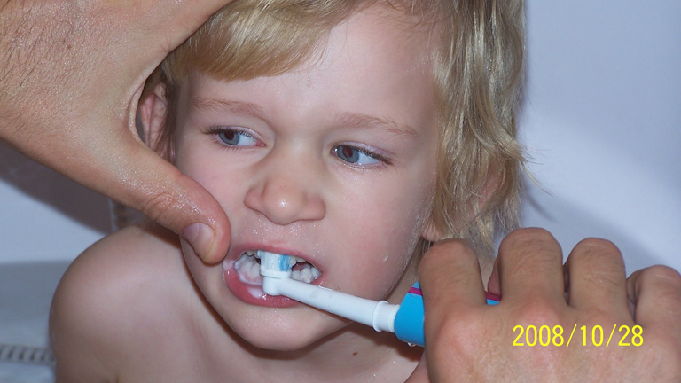 Csukd be szemed, nyisd ki szád, jó móka a fogmosás Csukd be szemed, nyisd ki szád, jó móka a fogmosás