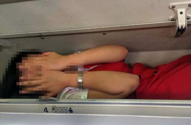 Botrányos beavatási szertartása a kínai repülőjáratokon