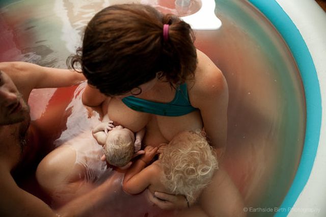 Gyönyörű képek egy otthonszülésről és az utána következő tandem szoptatásról Gyönyörű képek egy otthonszülésről és az utána következő tandem szoptatásról