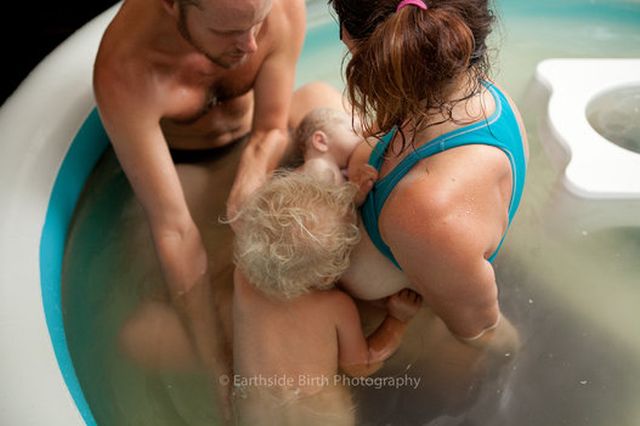 Gyönyörű képek egy otthonszülésről és az utána következő tandem szoptatásról Gyönyörű képek egy otthonszülésről és az utána következő tandem szoptatásról