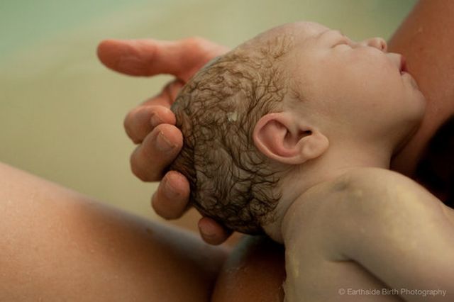 Gyönyörű képek egy otthonszülésről és az utána következő tandem szoptatásról Gyönyörű képek egy otthonszülésről és az utána következő tandem szoptatásról