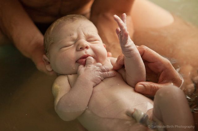 Gyönyörű képek egy otthonszülésről és az utána következő tandem szoptatásról Gyönyörű képek egy otthonszülésről és az utána következő tandem szoptatásról
