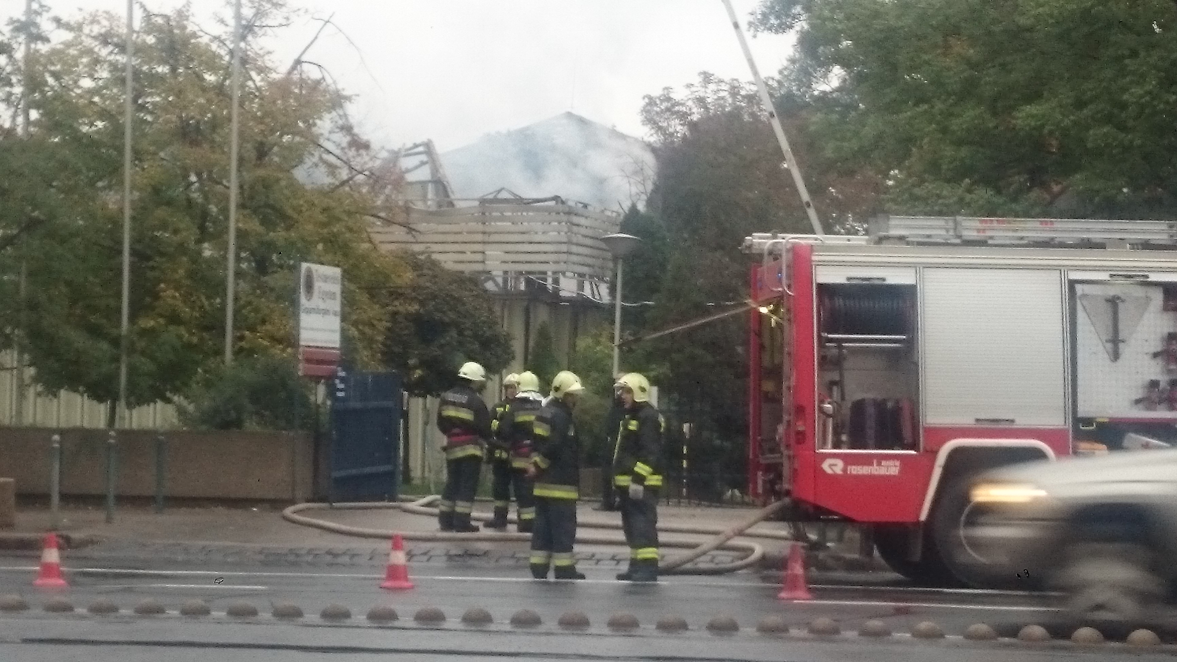 A háttérben látszódik a porrá égett épület