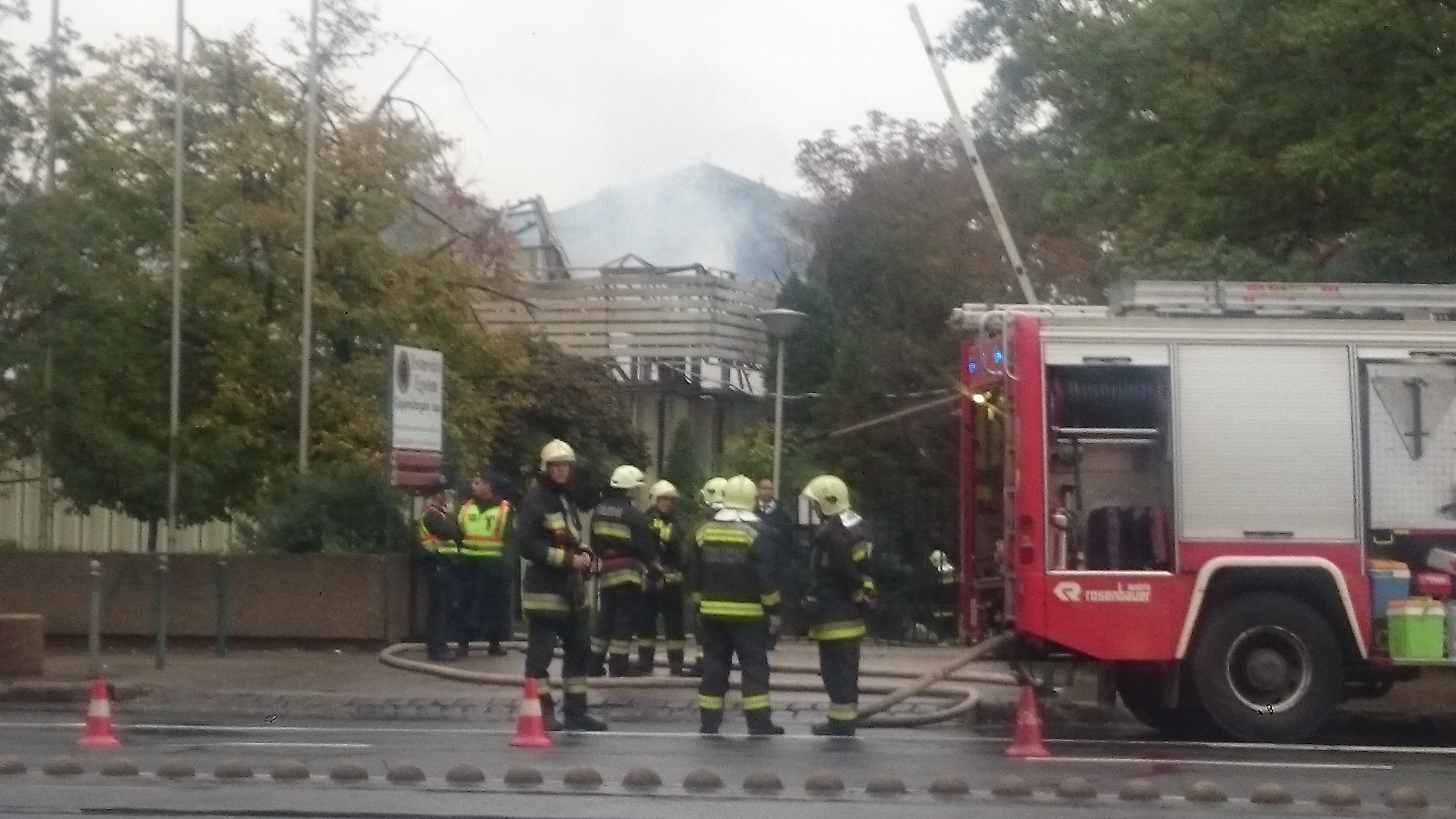 Fotók: így néz ki a porrá égett Testnevelési Egyetem sportcsarnoka