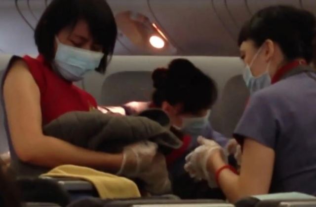 9 ezer méter magasan, a repülőn hozta világra gyermekét