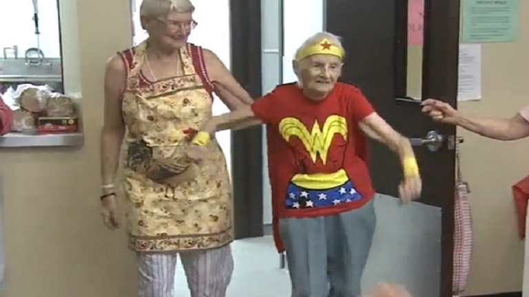 Szuper születésnap: csodanőnek öltözött a 103 éves nő