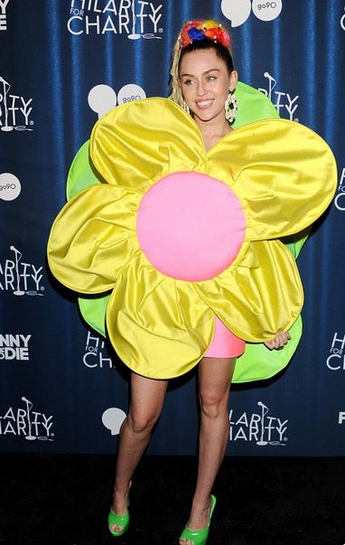 Így vonaglott kék tangában Miley Cyrus - fotó