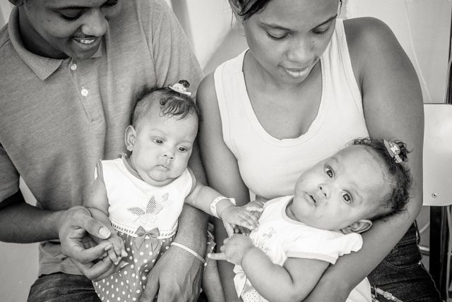 Hatórás műtéttel választották szét a sziámi iker babákat - megható képek