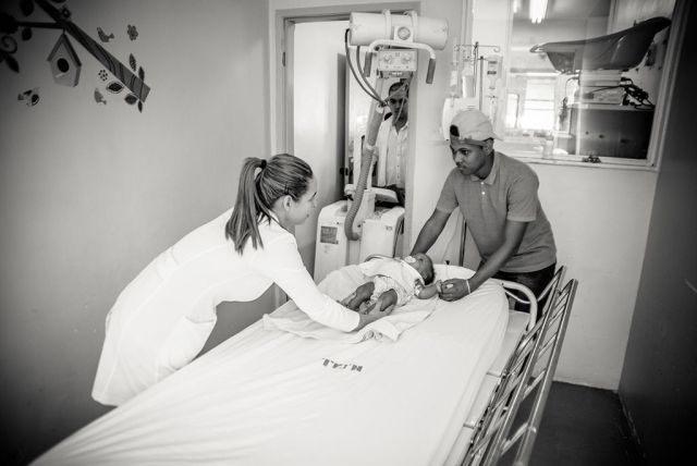 Hatórás műtéttel választották szét a sziámi iker babákat - megható képek