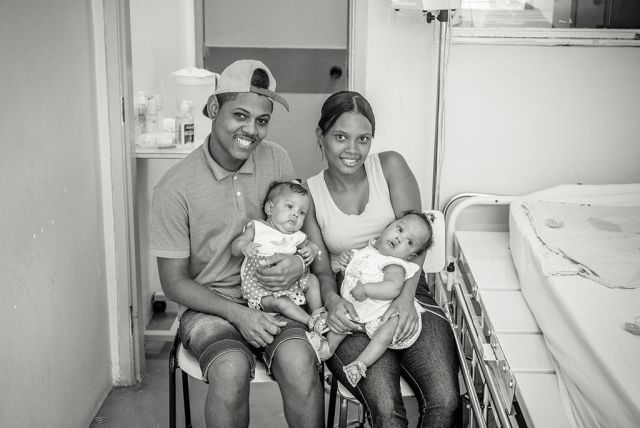 Hatórás műtéttel választották szét a sziámi iker babákat - megható képek