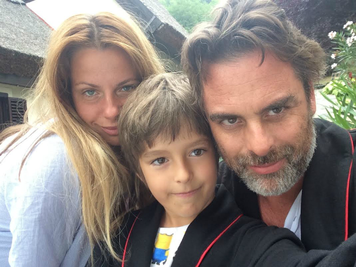 Pimaszúr a fiával együtt költözött 