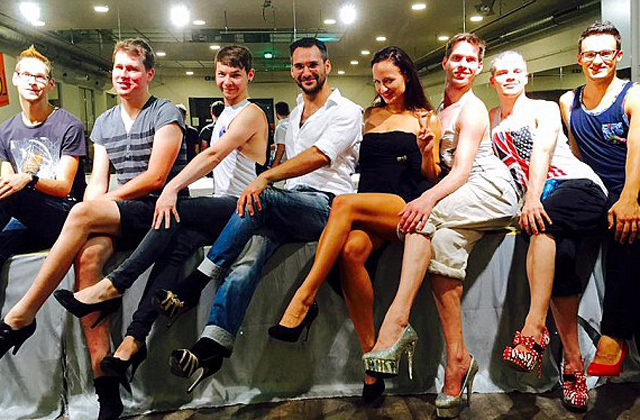 Iskolában tanulnak magassarkúban járni az osztrák pasik