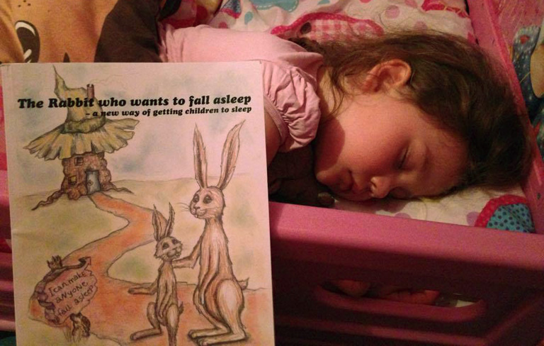 Nem alszik a gyerek? Az álmos nyuszi megoldja