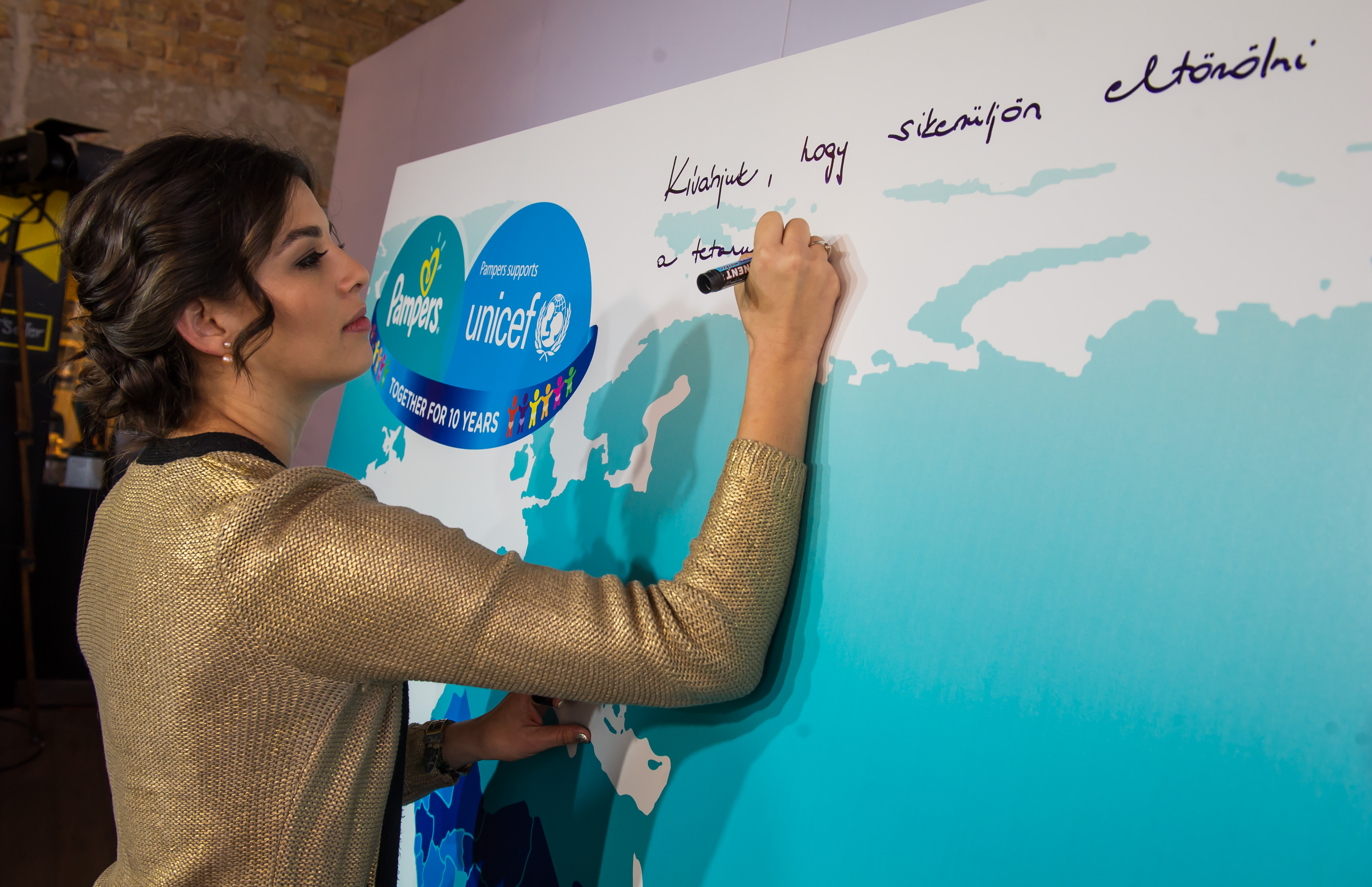 Ördög Nóra jó kívánságokat ír a világ tetanusz térképére.