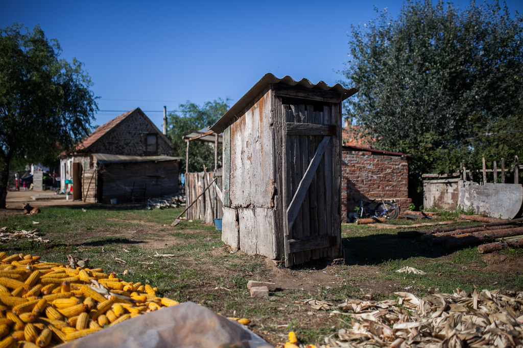 A kis házat a háttérben heten lakják. Fotó: Magócsi Márton