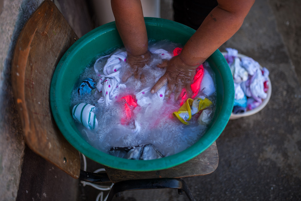 Egy jó szél fúj, és elviszi a budit is Egy jó szél fúj, és elviszi a budit is