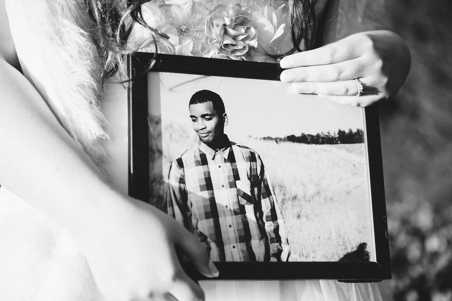 Fotósorozattal állít emléket vőlegényének, aki az esküvő előtt egy hónappal halt meg