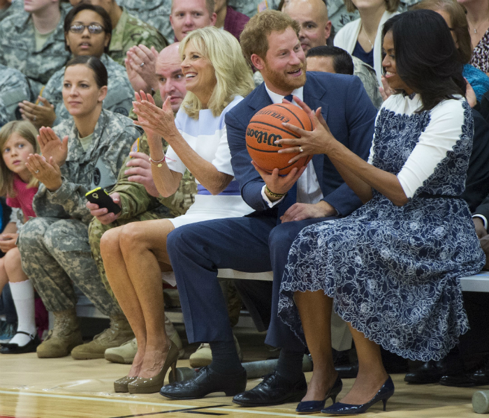 Harry herceg levette a lábáról az elnök feleségét