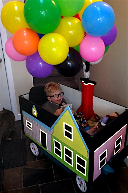 Ez az apuka tökéletes jelmezt készített mozgássérült kisfiának Ez az apuka tökéletes jelmezt készített mozgássérült kisfiának