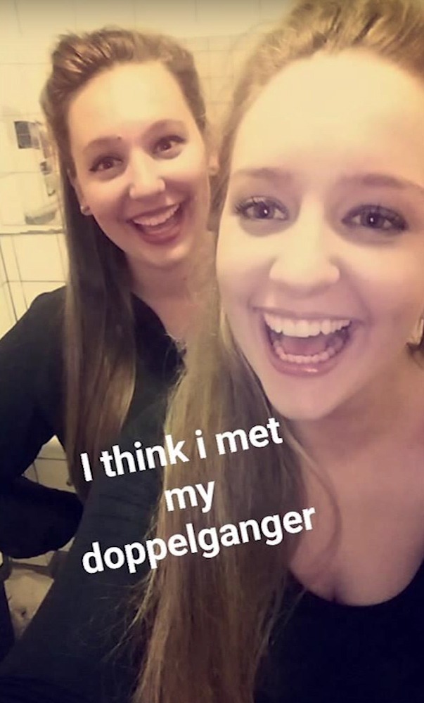 Cordelia és Ciara első találkozása (Fotó: Twinstrangers.com)