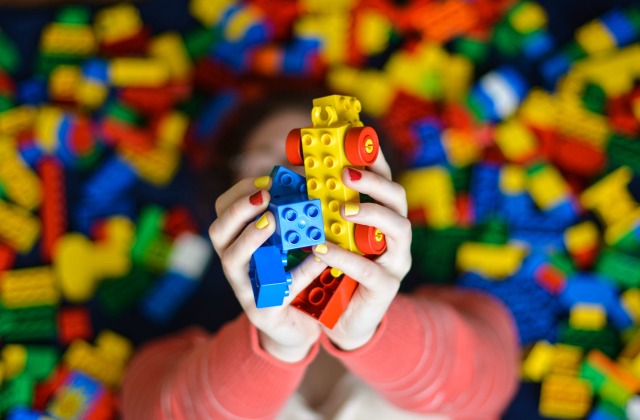 Ezt látják a kicsik – szín- és formaérzékelés babakorban