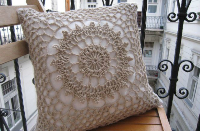 Fehér alapon jól mutat az ekrü színű horgolás