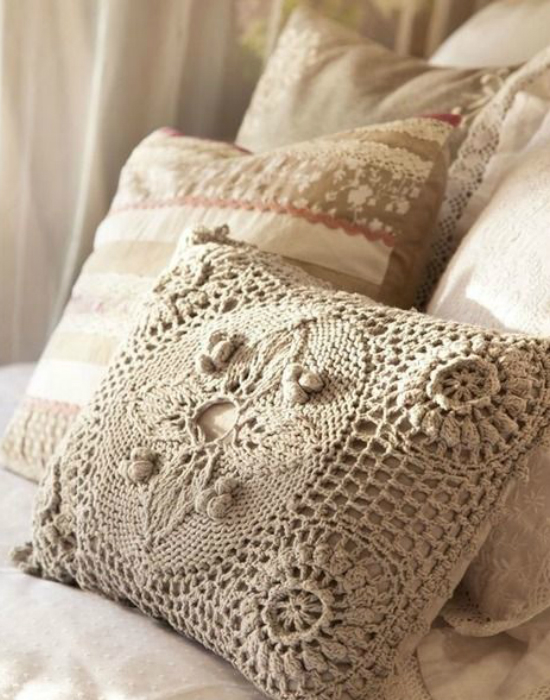 Gyönyörű, teljesen horgolt párna, nemcsak hálószobába állja meg a helyét