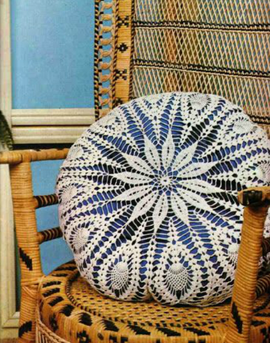 Kék alapon horgolt párna