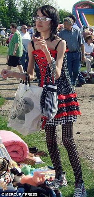 Örül a hurkáinak a korábban anorexiás fiatal nő Örül a hurkáinak a korábban anorexiás fiatal nő