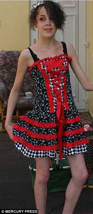 Örül a hurkáinak a korábban anorexiás fiatal nő Örül a hurkáinak a korábban anorexiás fiatal nő