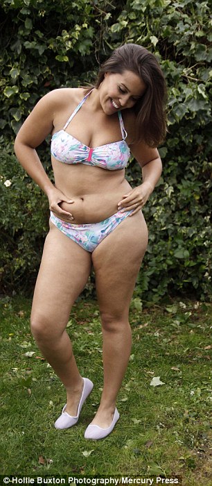 Örül a hurkáinak a korábban anorexiás fiatal nő Örül a hurkáinak a korábban anorexiás fiatal nő