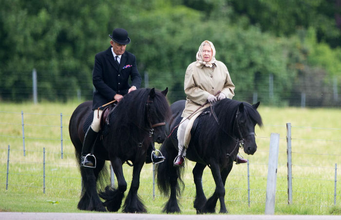 89 évesen is lovagol II. Erzsébet 89 évesen is lovagol II. Erzsébet