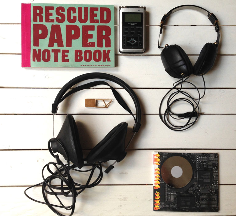 Ami mindig a közelemben van: nyomdai hulladékból készült jegyzetfüzet, egy Roland R-05 felvevő különféle hangok rögzítéséhez, egy vintage AKG K120 fejhallgató, egy modern Molami Pleat fejhallgató, egy