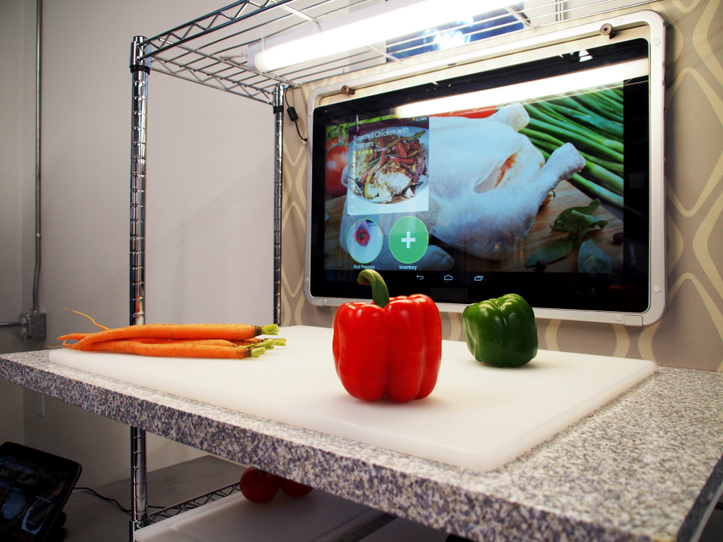 Az intelligens vágódeszkára helyezett zöldségek alapján a rendszer javasol receptet és elkészítési módot (Fotó: Innit.com)