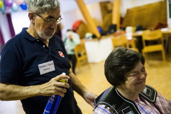 Hajléktalan nőket szépítettek meg - fotók