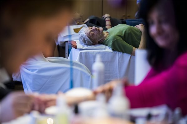 Hajléktalan nőket szépítettek meg - fotók