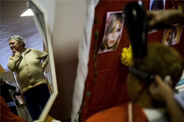 Hajléktalan nőket szépítettek meg - fotók