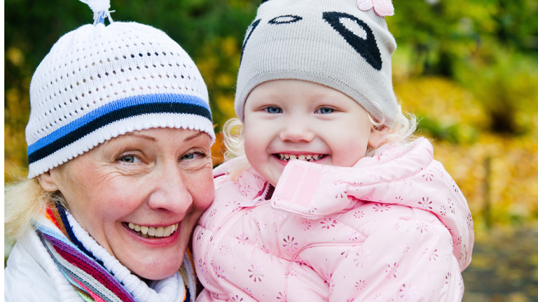A családok életében hangsúlyos a nagyszülők szerepe; vigyázzunk hát rájuk!