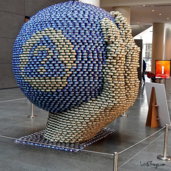 Konzervszobrokkal segítenek a rászorulókon - fotók