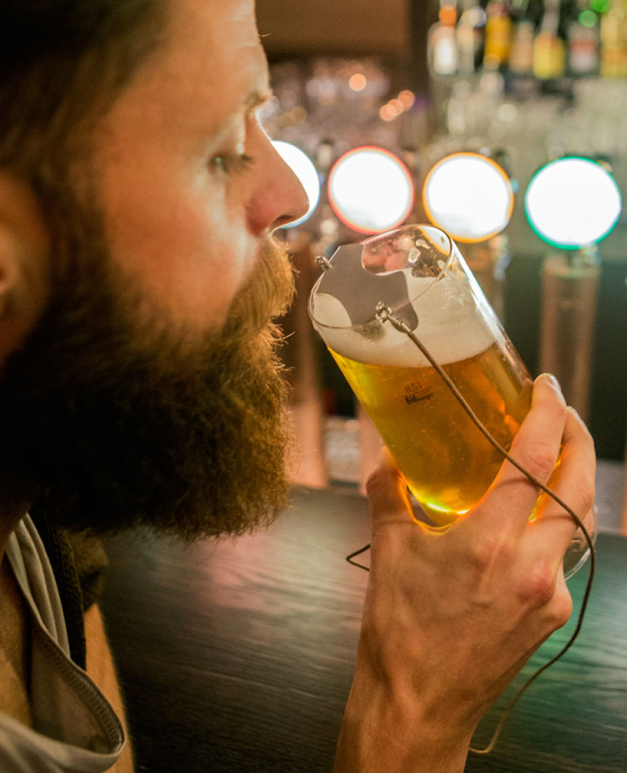 Mindenki kapaszkodjon meg: itt a bajuszvédő ételekhez és italokhoz