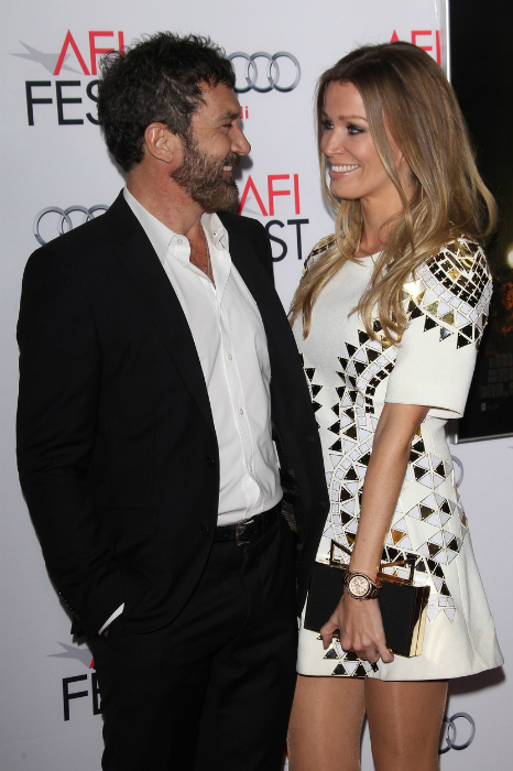 Az 55 éves színész és a 35 éves kedvese együtt érkeztek a film díszbemutatójára