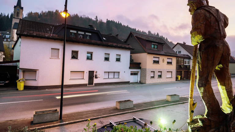 Az épületben előző nap mentősök csecsemők holttestére bukkantak. (MTI/EPA/Nicolas Armer)