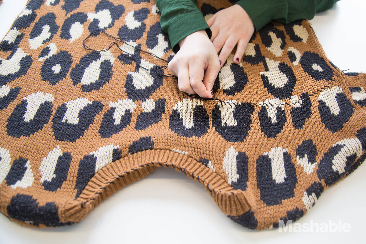 Így készíts cicafekhelyet régi pulóveredből!