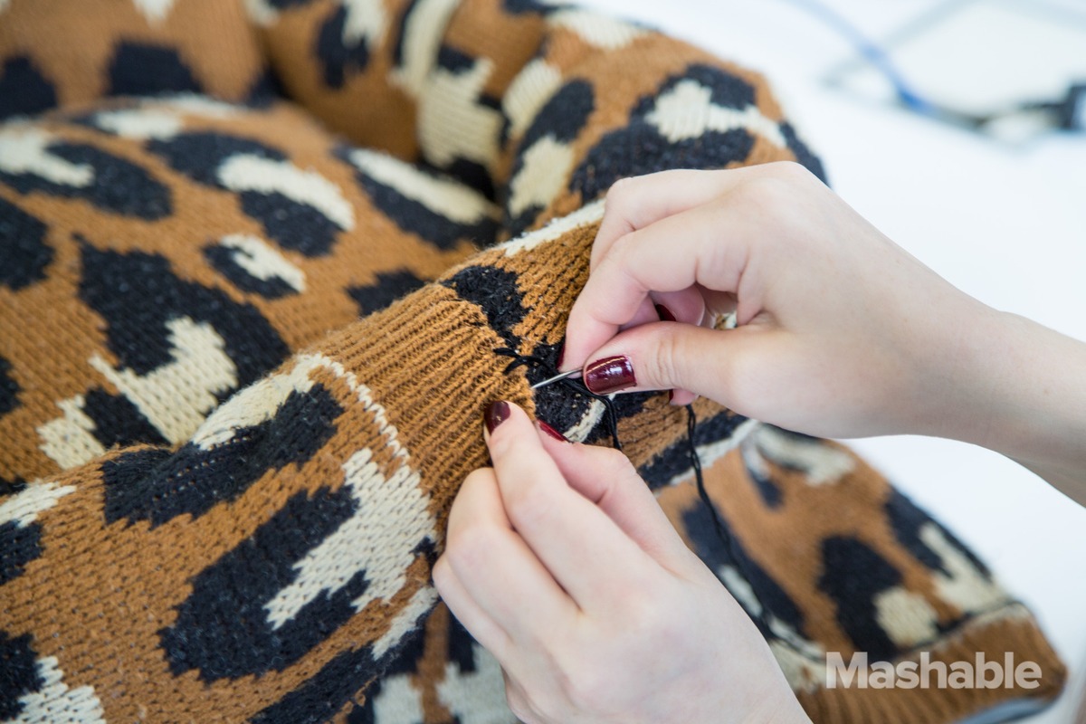 Így készíts cicafekhelyet régi pulóveredből!