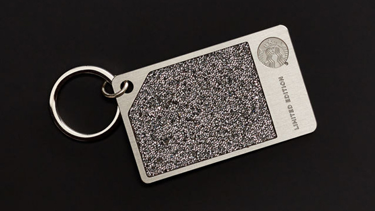 200 dolláros Swarovski-kulcstartókat árul a Starbucks