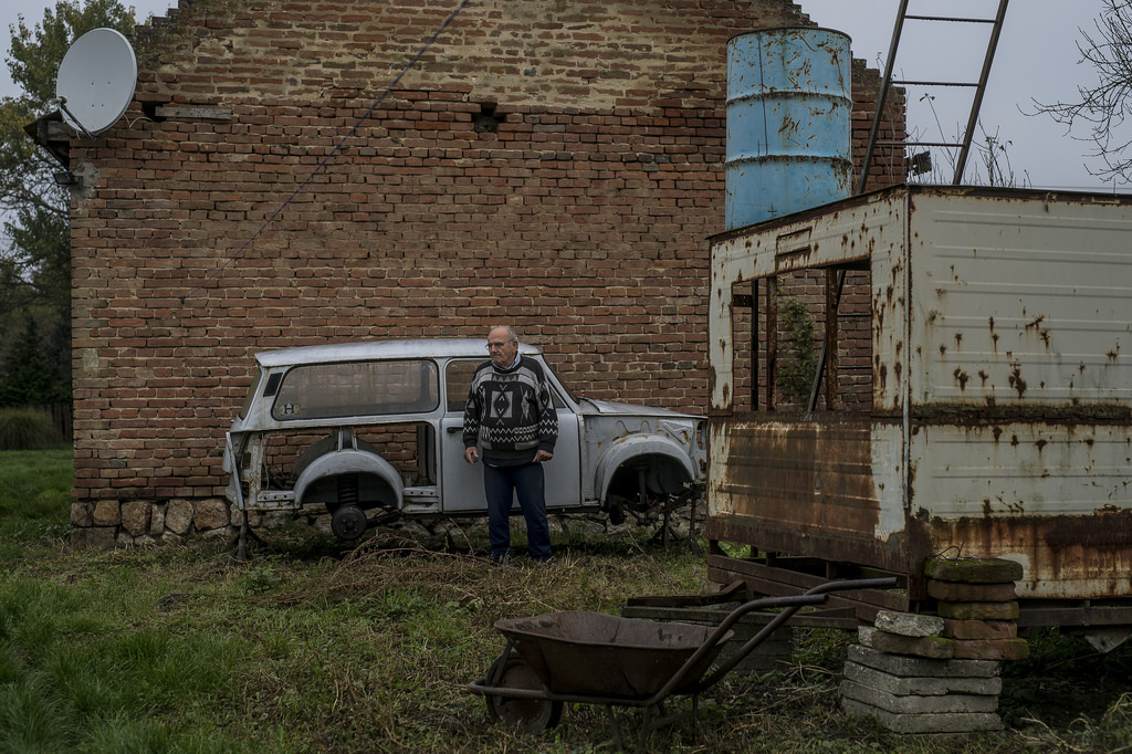 Futó Pál egy Trabantot bütyköl Fotó: Hajdú D. András