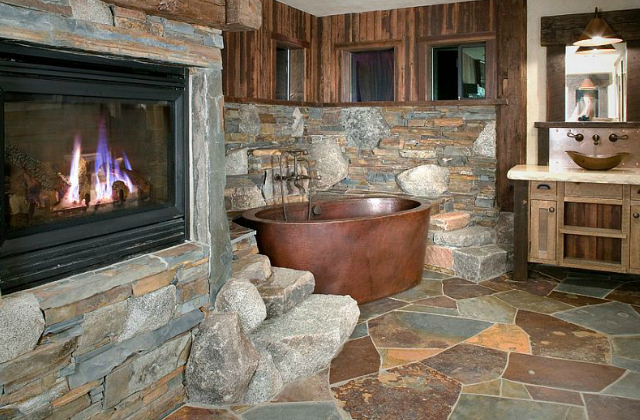 10 gyönyörű kőfallal borított fürdőszoba – fotók 